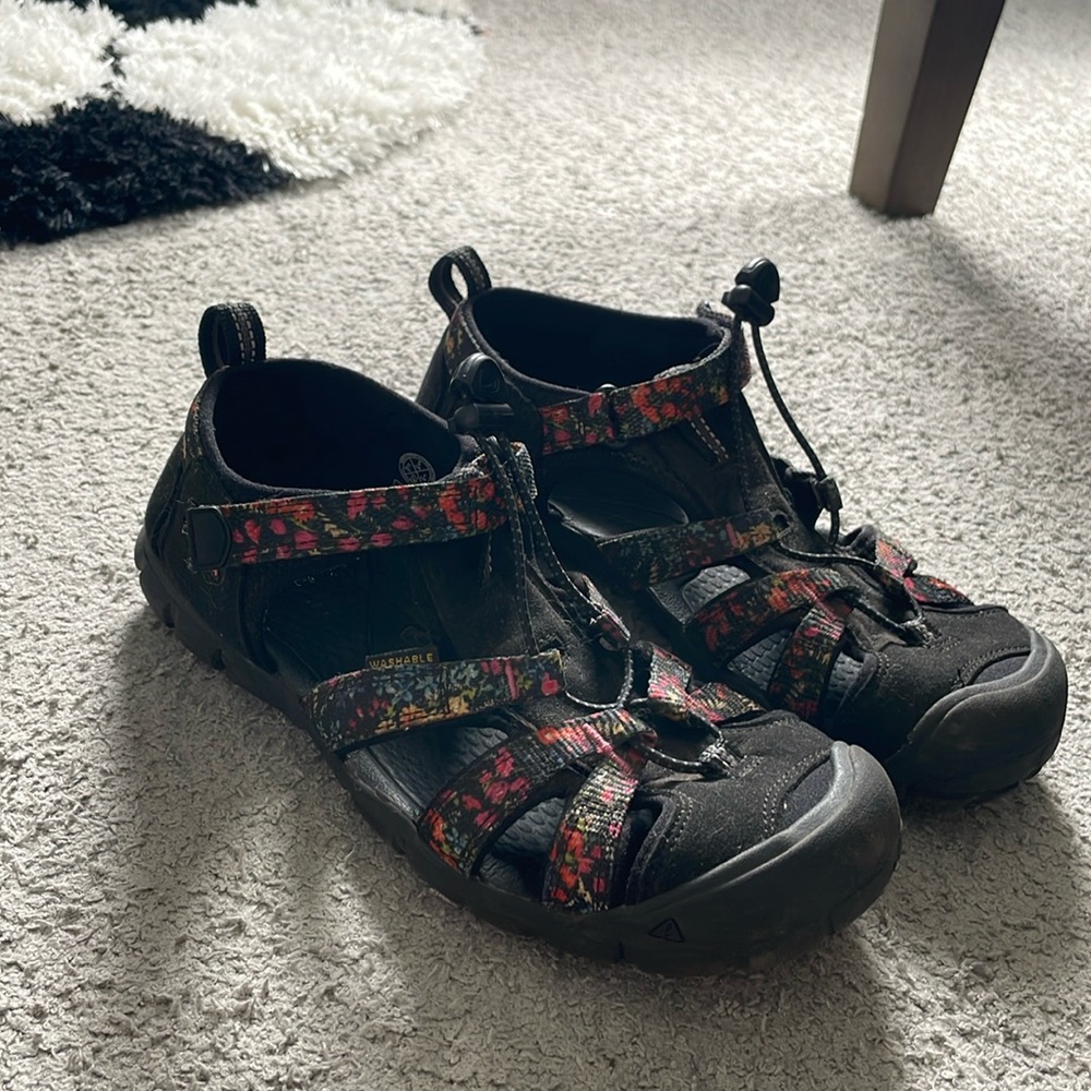 Excellent condition KEEN sport sandals